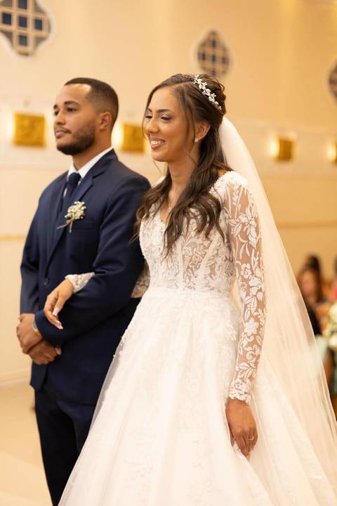 As melhores ideias e inspirações criativas de fotos de casamento registradas por fotógrafos profissionais de eventos da empresa Criativus Foto e Vídeo fotos do momento da cerimônia na Igreja Católica Rainha da Paz'