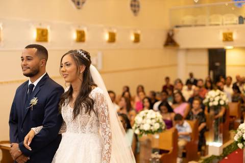 As melhores ideias e inspirações criativas de fotos de casamento registradas por fotógrafos profissionais de eventos da empresa Criativus Foto e Vídeo fotos do momento da cerimônia na Igreja Católica Rainha da Paz'