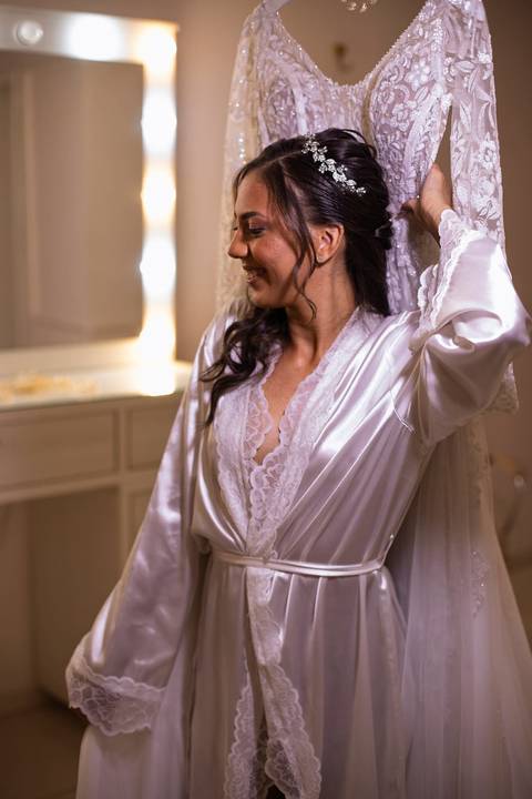 As melhores ideias e inspirações criativas de fotos de casamento registradas por fotógrafos profissionais de eventos da empresa Criativus Foto e Vídeo fotos do making of da noiva no salão Ateliê Make Up Fabiana Mendes'