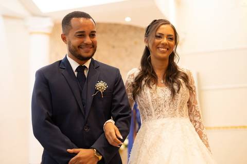 As melhores ideias e inspirações criativas de fotos de casamento registradas por fotógrafos profissionais de eventos da empresa Criativus Foto e Vídeo fotos do momento da cerimônia na Igreja Católica Rainha da Paz'