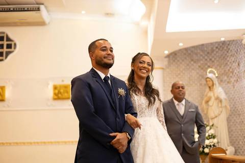 As melhores ideias e inspirações criativas de fotos de casamento registradas por fotógrafos profissionais de eventos da empresa Criativus Foto e Vídeo fotos do momento da cerimônia na Igreja Católica Rainha da Paz'