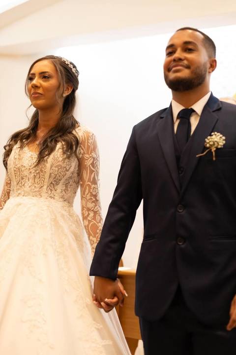 As melhores ideias e inspirações criativas de fotos de casamento registradas por fotógrafos profissionais de eventos da empresa Criativus Foto e Vídeo fotos do momento da cerimônia na Igreja Católica Rainha da Paz'