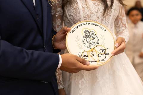 As melhores ideias e inspirações criativas de fotos de casamento registradas por fotógrafos profissionais de eventos da empresa Criativus Foto e Vídeo fotos do momento da cerimônia na Igreja Católica Rainha da Paz'