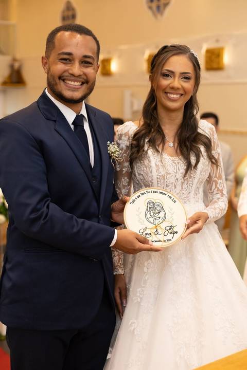 As melhores ideias e inspirações criativas de fotos de casamento registradas por fotógrafos profissionais de eventos da empresa Criativus Foto e Vídeo fotos do momento da cerimônia na Igreja Católica Rainha da Paz'