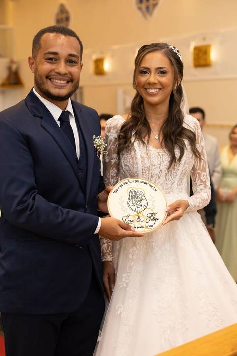 As melhores ideias e inspirações criativas de fotos de casamento registradas por fotógrafos profissionais de eventos da empresa Criativus Foto e Vídeo fotos do momento da cerimônia na Igreja Católica Rainha da Paz'
