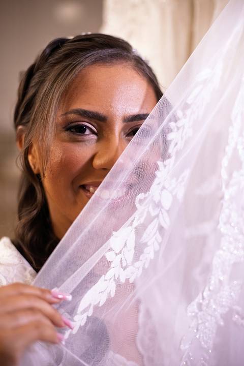 As melhores ideias e inspirações criativas de fotos de casamento registradas por fotógrafos profissionais de eventos da empresa Criativus Foto e Vídeo fotos do making of da noiva no salão Ateliê Make Up Fabiana Mendes'