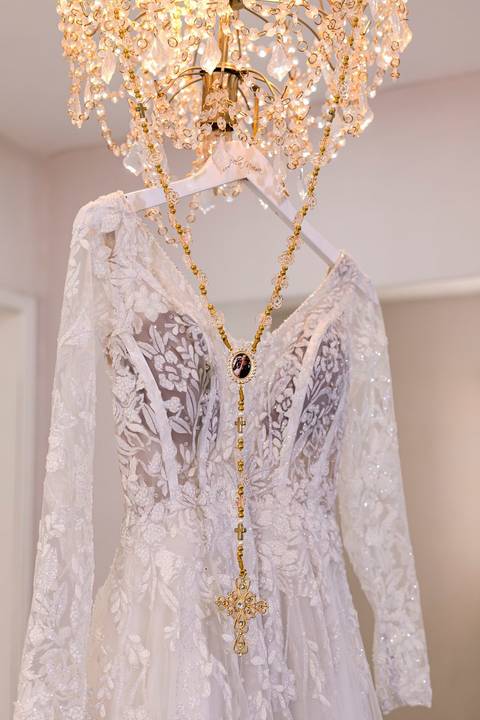 As melhores ideias e inspirações criativas de fotos de casamento registradas por fotógrafos profissionais de eventos da empresa Criativus Foto e Vídeo fotos do making of da noiva no salão Ateliê Make Up Fabiana Mendes'