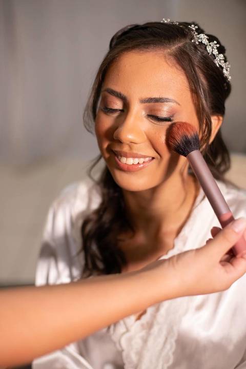 As melhores ideias e inspirações criativas de fotos de casamento registradas por fotógrafos profissionais de eventos da empresa Criativus Foto e Vídeo fotos do making of da noiva no salão Ateliê Make Up Fabiana Mendes'