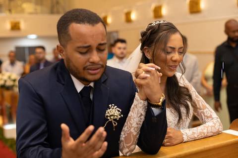 As melhores ideias e inspirações criativas de fotos de casamento registradas por fotógrafos profissionais de eventos da empresa Criativus Foto e Vídeo fotos do momento da cerimônia na Igreja Católica Rainha da Paz'