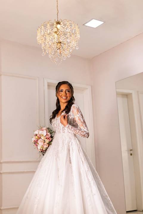 As melhores ideias e inspirações criativas de fotos de casamento registradas por fotógrafos profissionais de eventos da empresa Criativus Foto e Vídeo fotos do making of da noiva no salão Ateliê Make Up Fabiana Mendes'