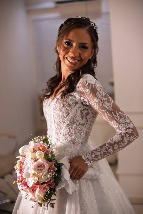 As melhores ideias e inspirações criativas de fotos de casamento registradas por fotógrafos profissionais de eventos da empresa Criativus Foto e Vídeo fotos do making of da noiva no salão Ateliê Make Up Fabiana Mendes'