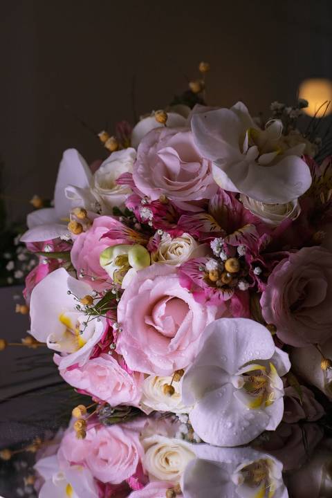 As melhores ideias e inspirações criativas de fotos de casamento registradas por fotógrafos profissionais de eventos da empresa Criativus Foto e Vídeo fotos do making of da noiva no salão Ateliê Make Up Fabiana Mendes'