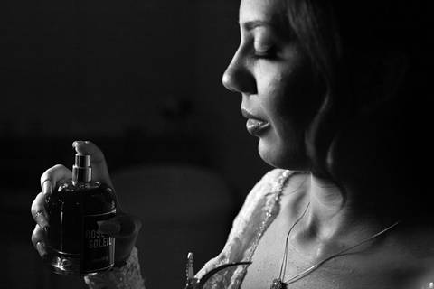 As melhores ideias e inspirações criativas de fotos de casamento registradas por fotógrafos profissionais de eventos da empresa Criativus Foto e Vídeo fotos do making of da noiva no salão Ateliê Make Up Fabiana Mendes'