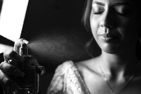 As melhores ideias e inspirações criativas de fotos de casamento registradas por fotógrafos profissionais de eventos da empresa Criativus Foto e Vídeo fotos do making of da noiva no salão Ateliê Make Up Fabiana Mendes'