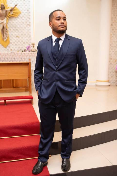 As melhores ideias e inspirações criativas de fotos de casamento registradas por fotógrafos profissionais de eventos da empresa Criativus Foto e Vídeo fotos do noivo no altar da Igreja Católica Rainha da Paz'