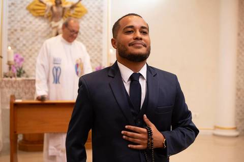 As melhores ideias e inspirações criativas de fotos de casamento registradas por fotógrafos profissionais de eventos da empresa Criativus Foto e Vídeo fotos do noivo no altar da Igreja Católica Rainha da Paz'