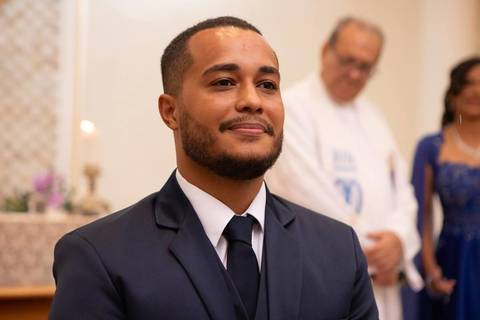 As melhores ideias e inspirações criativas de fotos de casamento registradas por fotógrafos profissionais de eventos da empresa Criativus Foto e Vídeo fotos do noivo no altar da Igreja Católica Rainha da Paz'