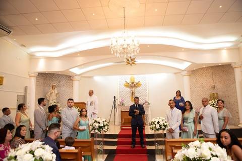 As melhores ideias e inspirações criativas de fotos de casamento registradas por fotógrafos profissionais de eventos da empresa Criativus Foto e Vídeo fotos do noivo no altar da Igreja Católica Rainha da Paz'