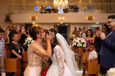 As melhores ideias e inspirações criativas de fotos de casamento registradas por fotógrafos profissionais de eventos da empresa Criativus Foto e Vídeo fotos do momento da cerimônia na Igreja Católica Rainha da Paz'