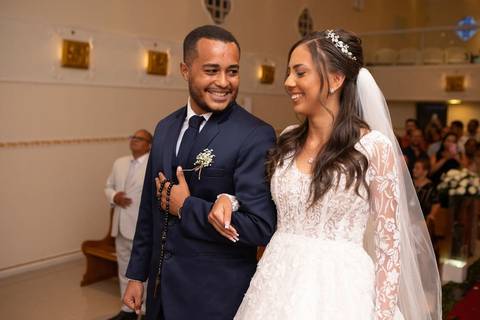 As melhores ideias e inspirações criativas de fotos de casamento registradas por fotógrafos profissionais de eventos da empresa Criativus Foto e Vídeo fotos do momento da cerimônia na Igreja Católica Rainha da Paz'