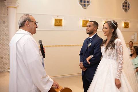 As melhores ideias e inspirações criativas de fotos de casamento registradas por fotógrafos profissionais de eventos da empresa Criativus Foto e Vídeo fotos do momento da cerimônia na Igreja Católica Rainha da Paz'