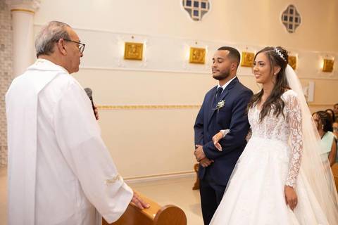 As melhores ideias e inspirações criativas de fotos de casamento registradas por fotógrafos profissionais de eventos da empresa Criativus Foto e Vídeo fotos do momento da cerimônia na Igreja Católica Rainha da Paz'