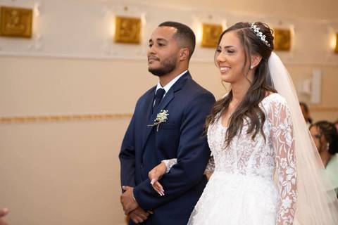 As melhores ideias e inspirações criativas de fotos de casamento registradas por fotógrafos profissionais de eventos da empresa Criativus Foto e Vídeo fotos do momento da cerimônia na Igreja Católica Rainha da Paz'