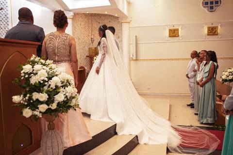 As melhores ideias e inspirações criativas de fotos de casamento registradas por fotógrafos profissionais de eventos da empresa Criativus Foto e Vídeo fotos do momento da cerimônia na Igreja Católica Rainha da Paz'