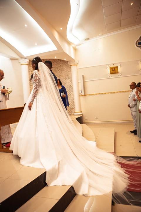 As melhores ideias e inspirações criativas de fotos de casamento registradas por fotógrafos profissionais de eventos da empresa Criativus Foto e Vídeo fotos do momento da cerimônia na Igreja Católica Rainha da Paz'