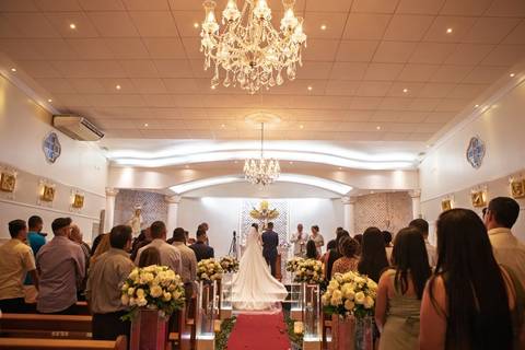 As melhores ideias e inspirações criativas de fotos de casamento registradas por fotógrafos profissionais de eventos da empresa Criativus Foto e Vídeo fotos do momento da cerimônia na Igreja Católica Rainha da Paz'