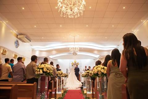 As melhores ideias e inspirações criativas de fotos de casamento registradas por fotógrafos profissionais de eventos da empresa Criativus Foto e Vídeo fotos do momento da cerimônia na Igreja Católica Rainha da Paz'