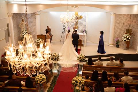 As melhores ideias e inspirações criativas de fotos de casamento registradas por fotógrafos profissionais de eventos da empresa Criativus Foto e Vídeo fotos do momento da cerimônia na Igreja Católica Rainha da Paz'