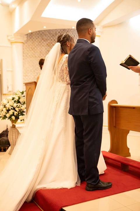 As melhores ideias e inspirações criativas de fotos de casamento registradas por fotógrafos profissionais de eventos da empresa Criativus Foto e Vídeo fotos do momento da cerimônia na Igreja Católica Rainha da Paz'