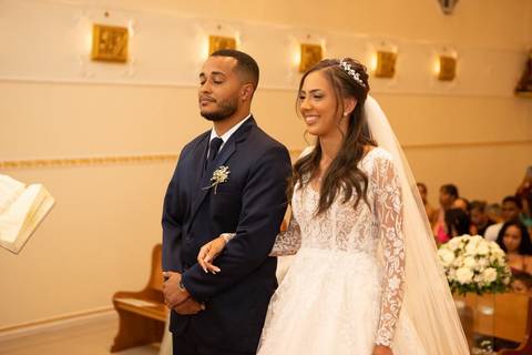 As melhores ideias e inspirações criativas de fotos de casamento registradas por fotógrafos profissionais de eventos da empresa Criativus Foto e Vídeo fotos do momento da cerimônia na Igreja Católica Rainha da Paz'