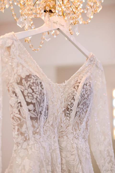 As melhores ideias e inspirações criativas de fotos de casamento registradas por fotógrafos profissionais de eventos da empresa Criativus Foto e Vídeo fotos do making of da noiva no salão Ateliê Make Up Fabiana Mendes'