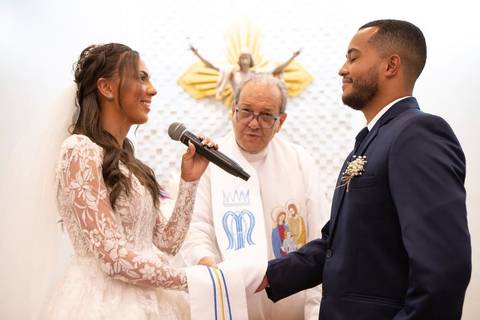 As melhores ideias e inspirações criativas de fotos de casamento registradas por fotógrafos profissionais de eventos da empresa Criativus Foto e Vídeo fotos do momento da cerimônia na Igreja Católica Rainha da Paz'