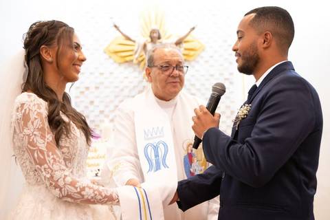 As melhores ideias e inspirações criativas de fotos de casamento registradas por fotógrafos profissionais de eventos da empresa Criativus Foto e Vídeo fotos do momento da cerimônia na Igreja Católica Rainha da Paz'