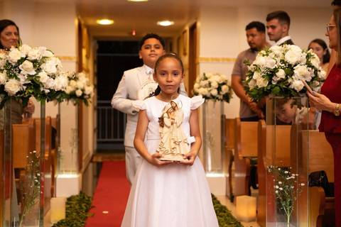 As melhores ideias e inspirações criativas de fotos de casamento registradas por fotógrafos profissionais de eventos da empresa Criativus Foto e Vídeo fotos do momento da cerimônia na Igreja Católica Rainha da Paz'