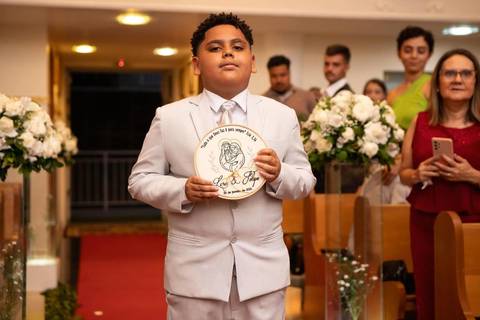 As melhores ideias e inspirações criativas de fotos de casamento registradas por fotógrafos profissionais de eventos da empresa Criativus Foto e Vídeo fotos do momento da cerimônia na Igreja Católica Rainha da Paz'