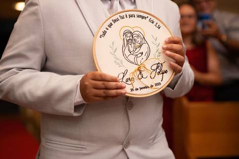 As melhores ideias e inspirações criativas de fotos de casamento registradas por fotógrafos profissionais de eventos da empresa Criativus Foto e Vídeo fotos do momento da cerimônia na Igreja Católica Rainha da Paz'