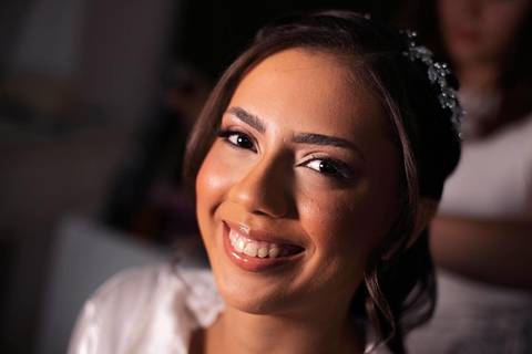 As melhores ideias e inspirações criativas de fotos de casamento registradas por fotógrafos profissionais de eventos da empresa Criativus Foto e Vídeo fotos do making of da noiva no salão Ateliê Make Up Fabiana Mendes'
