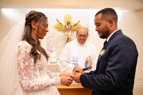As melhores ideias e inspirações criativas de fotos de casamento registradas por fotógrafos profissionais de eventos da empresa Criativus Foto e Vídeo fotos do momento da cerimônia na Igreja Católica Rainha da Paz'