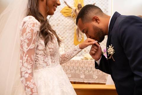 As melhores ideias e inspirações criativas de fotos de casamento registradas por fotógrafos profissionais de eventos da empresa Criativus Foto e Vídeo fotos do momento da cerimônia na Igreja Católica Rainha da Paz'