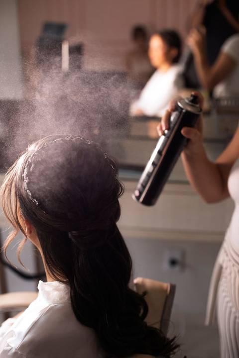 As melhores ideias e inspirações criativas de fotos de casamento registradas por fotógrafos profissionais de eventos da empresa Criativus Foto e Vídeo fotos do making of da noiva no salão Ateliê Make Up Fabiana Mendes'