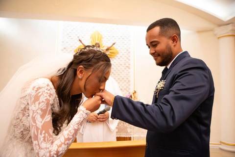 As melhores ideias e inspirações criativas de fotos de casamento registradas por fotógrafos profissionais de eventos da empresa Criativus Foto e Vídeo fotos do momento da cerimônia na Igreja Católica Rainha da Paz'