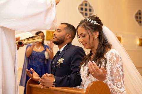 As melhores ideias e inspirações criativas de fotos de casamento registradas por fotógrafos profissionais de eventos da empresa Criativus Foto e Vídeo fotos do momento da cerimônia na Igreja Católica Rainha da Paz'