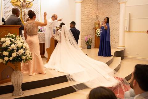 As melhores ideias e inspirações criativas de fotos de casamento registradas por fotógrafos profissionais de eventos da empresa Criativus Foto e Vídeo fotos do momento da cerimônia na Igreja Católica Rainha da Paz'