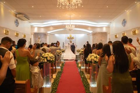 As melhores ideias e inspirações criativas de fotos de casamento registradas por fotógrafos profissionais de eventos da empresa Criativus Foto e Vídeo fotos do momento da cerimônia na Igreja Católica Rainha da Paz'