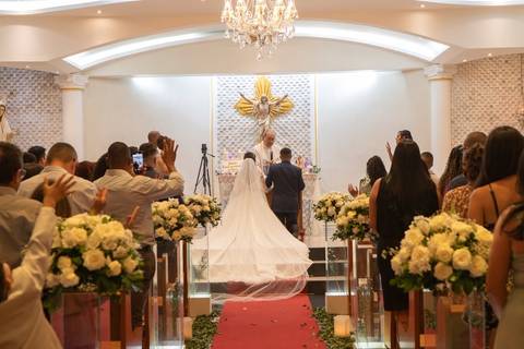 As melhores ideias e inspirações criativas de fotos de casamento registradas por fotógrafos profissionais de eventos da empresa Criativus Foto e Vídeo fotos do momento da cerimônia na Igreja Católica Rainha da Paz'