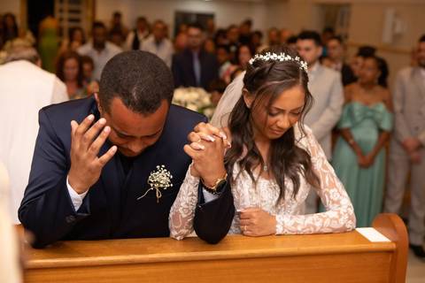 As melhores ideias e inspirações criativas de fotos de casamento registradas por fotógrafos profissionais de eventos da empresa Criativus Foto e Vídeo fotos do momento da cerimônia na Igreja Católica Rainha da Paz'